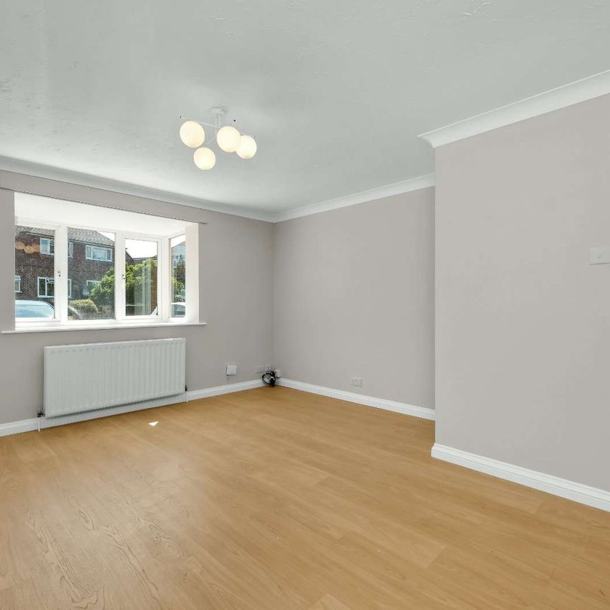 A well presented two bedroom ground floor apartment with allocated parking, ideally situated within easy reach of Farnham town centre. - Photo 1