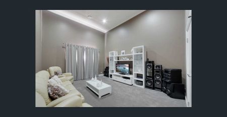 Expansive 5-6 Bedroom Family Home - Water Usage Included! - Photo 2