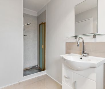 Spacious Unit With Internal Access Garage - Freshly Updated - Photo 5