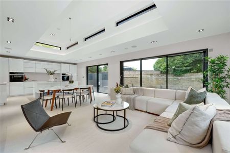 Stylish newly built detached property located 0.4 miles from Surbiton Station. - Photo 2