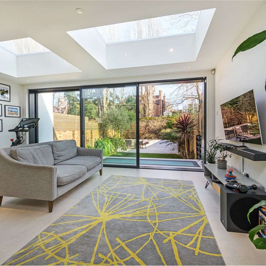 Timeless period house, brilliantly re-imagined, designed and finished. - Photo 1