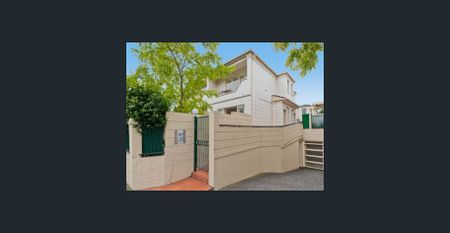 Re-imagined living and design, modern two bedroom apartment in the heart of Maroubra - Photo 4