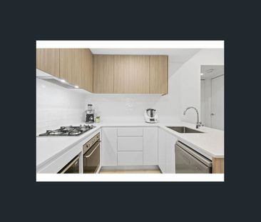 Designer apartment is central location - Photo 5