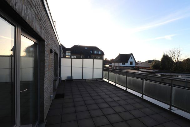 Een appartement op de 1ste verdieping rechts met 2 slaapkamers, terras, garage en autostaanplaats. - Photo 1