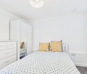4 Bed Maisonette, Wallis Close, SW11 - Photo 4