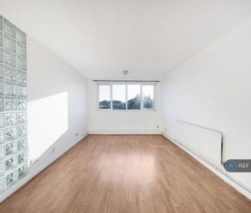 1 bedroom in a flat share to rent - Photo 4