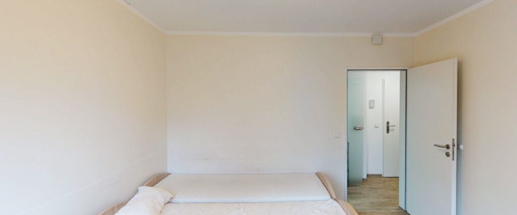 Möbliertes Zimmer in Frauen-WG in zentraler Lage für Studenten und Azubis - Photo 1