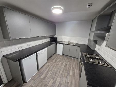 5 bedroom flat to rent - Photo 4