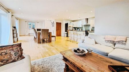 5 bedroom detached house to rent - Photo 3