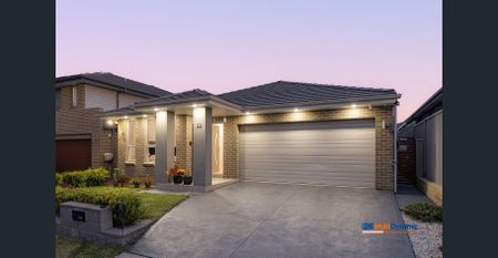 Immaculate 4-bedroom, 2-bathroom family home with a double garage! - Photo 2