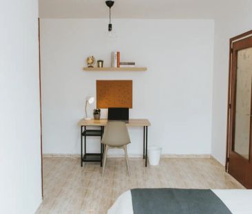 Room in a shared 4-bedroom apartment for rent in El Gòtic. - Photo 5