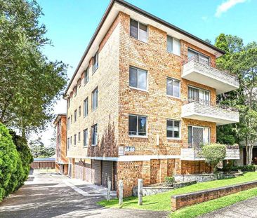 Renovated 2 Bedroom Apartment with lock up garage - Photo 2