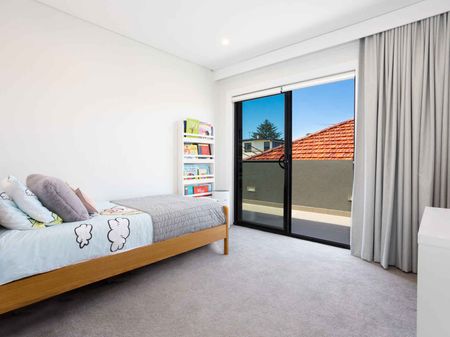 Radiant 3-Bed Sanctuary With Expansive Sun-Terrace And Parking In Prime Locale - Photo 2
