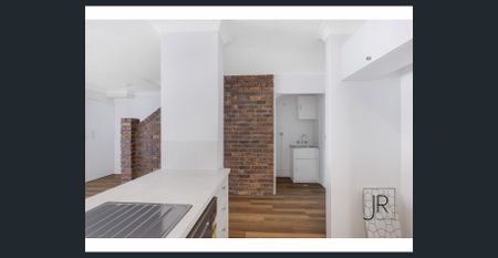 Light filled townhouse walk to everything - Photo 3