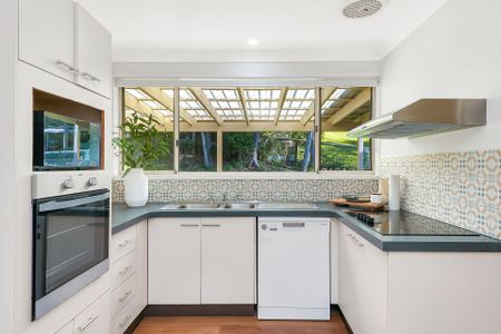 Sun-Filled Family Home – Short Walk to Beach - Photo 5