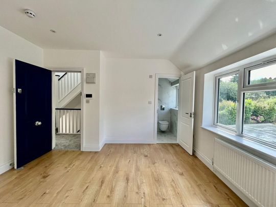 10 Bed Semi-Detached House, Coles Green Road, NW2 - Photo 1