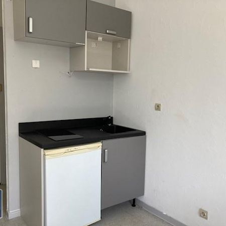 Location Appartement 1 pièce 21m² ST ETIENNE 42000 - Photo 3
