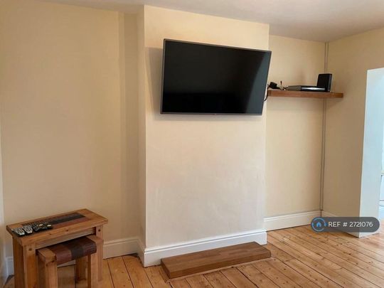 1 bedroom in a house share to rent - Photo 1