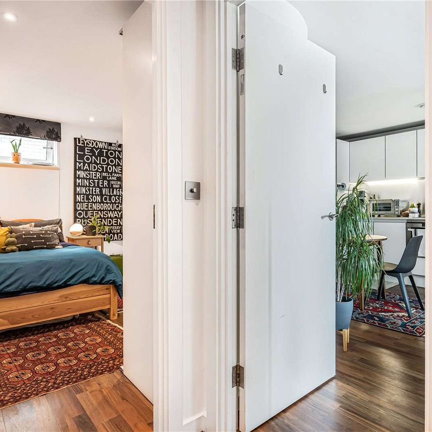 Contemporary one bedroom apartment with dark wooden floors and high spec fittings. - Photo 1