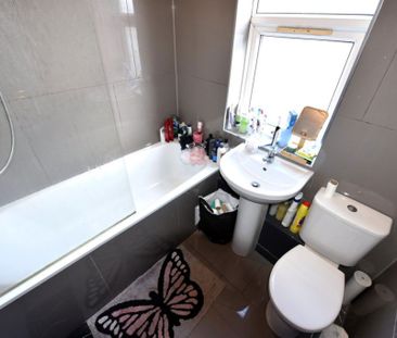 7 bedroom House in Richmond Avenue, Leeds - Photo 3