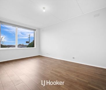 Spacious & Renovated Family Home in Prime Dandenong North Location! - Photo 5