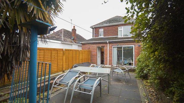 To Rent Kinson Road, Wallisdown, Bournemouth, BH10 £1,800 pcm Tenancy Info - Photo 1