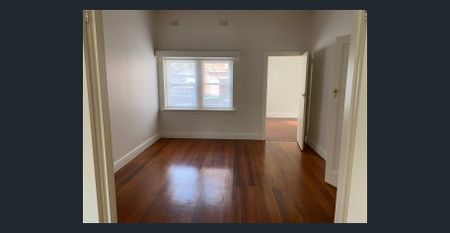 Charming 1930s Art Deco Duplex in a Quiet, Convenient Location - Photo 4