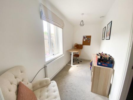 2 bedroom end of terrace house to rent - Photo 3