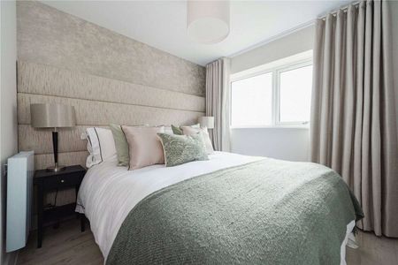 A first floor, 2 bedroom apartment with balcony, located on Hythe's shoreline. - Photo 5