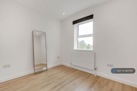 4 bedroom end of terrace house to rent - Photo 4