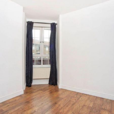 4 bedroom flat to rent - Photo 4