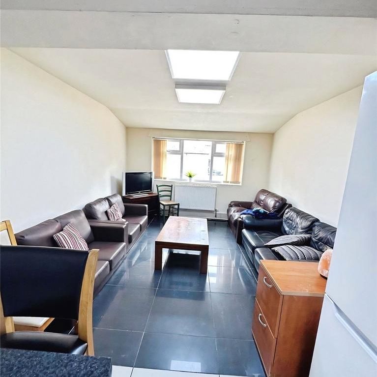 8 bedroom house to rent - Photo 1