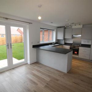 3 bedroom semi-detached house to rent - Photo 2
