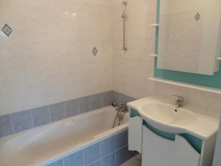 Location Appartement 2 pièces 50m² ONET LE CHATEAU 12850 - Photo 4