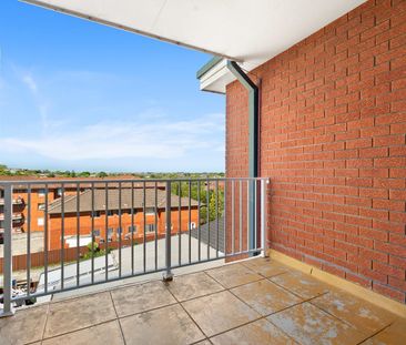 Renovated apartment in convenient locale - Photo 1