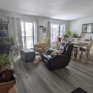 Beau 5 1/2, nouveau quartier, immeuble de 4 ans, Otterburn Park, pôle et store fournie, grande luminosité, immeuble tranquille, 2 stationnement - Photo 2