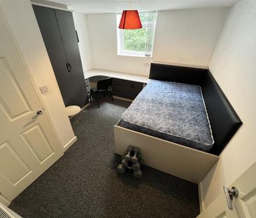 5 bedroom end of terrace house to rent - Photo 2