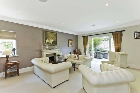 A modern family home in a popular Cobham residential road. - Photo 4
