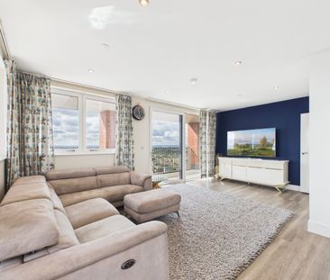 3 bedroom penthouse in Ashwell House, Southall - Photo 2
