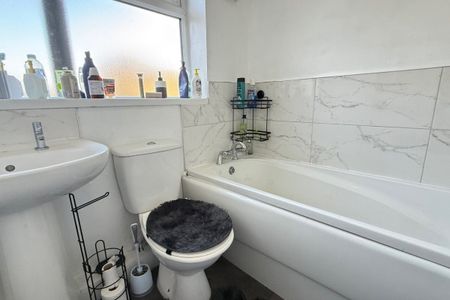 Deightonby Street - Photo 2