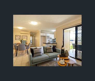 Modern Three-Bedroom Apartment in Prime Location - Photo 3