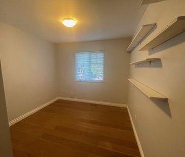 Bright and Spacious 2 Bedrooms - Ground Level Suite - Photo 6