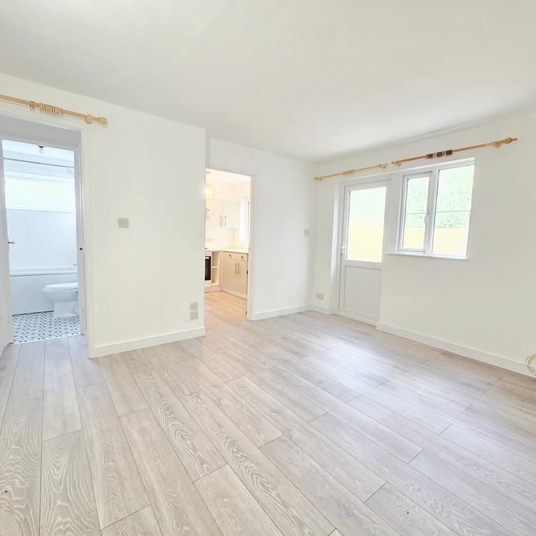 Studio to rent - Photo 1