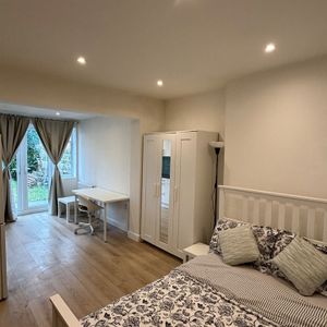 1 Bed Flat, London, W12 - Photo 2