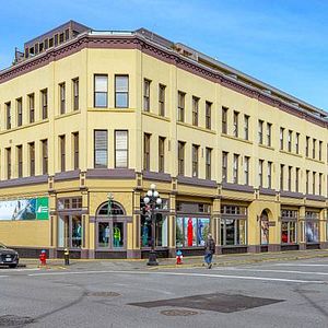 Fully Upgraded, 13ft Ceiling Downtown 1 Bedroom/Bath Heritage Building - Photo 2