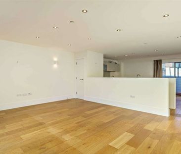 Luxury three bedroom duplex apartment a minute away from the station - Photo 2