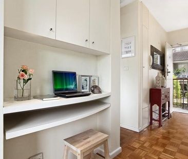 Sun Drenched & Large One Bedroom With Secure Parking - Photo 3