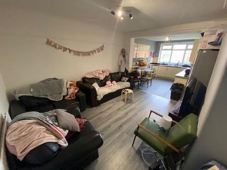 5 bedroom private hall to rent - Photo 2