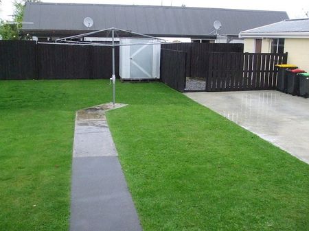 A spacious home with double glazing - Photo 3