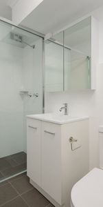 Sundrenched one bedder , Newly renovated throughout - Photo 3